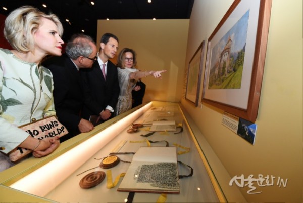 4일 오후 국립고궁박물관에서 열린 「리히텐슈타인 왕가의 보물」 특별전 개막식에 참석한 알로이스 리히텐슈타인 대공 세자부부(맨 앞에서 세 번째·네번쨰)가 전시품을 관람하고 있다..jpg