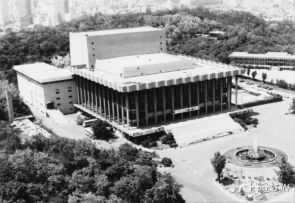 1973년10월17일_장충동 국립극장 개관.jpg