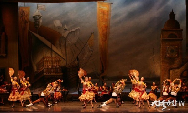 [Don Quixote] 1막 2장_바로셀로나 광장-세기딜랴(Seguidilla) 춤 ⓒUniversal Ballet.JPG