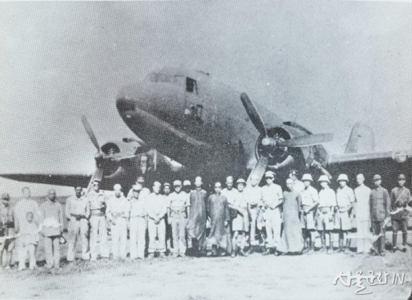 1945년 8월 18일 여의도 비행장에 내렸다가 연료보급을 위해 중국 산둥성에 내려 촬영한 사진 01.jpg