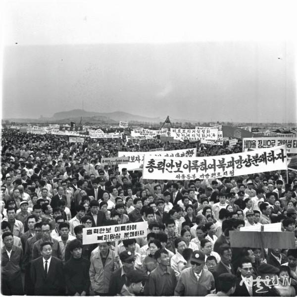 (사진9)1972년 5월 1일 여의도광장에서 개최된 방첩 및 승공 국민총궐기대회.jpg