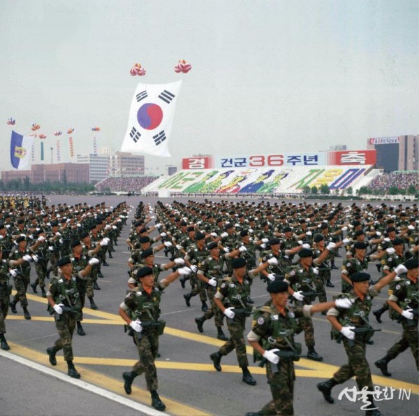 (사진19)1984년 여의도광장 국군의 날 행사 모습.jpg