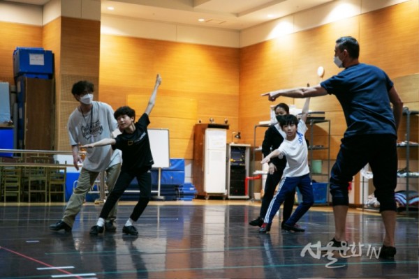 2021 뮤지컬 빌리엘리어트_탭댄스 연습하는 빌리(왼쪽부터 김시훈, 이우진)-1.jpg