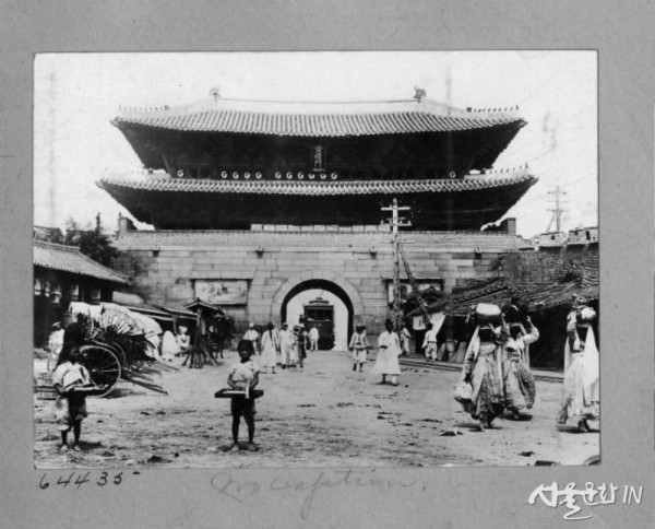 사진 10 성벽이 훼철되기 전 숭례문(1898.12.-1907.10.jpg