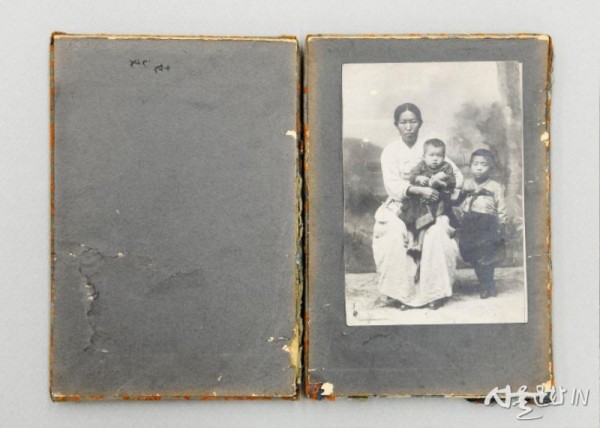 안중근 의사 부인 김아려 여사와 두 아들의 가족사진