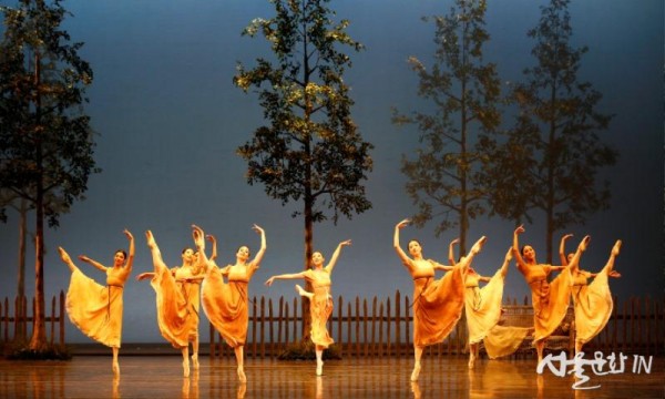 [오네긴] 1막- 라리나 부인의 정원3 ⓒ Universal Ballet_photo by Kyoungjin Kim.jpg