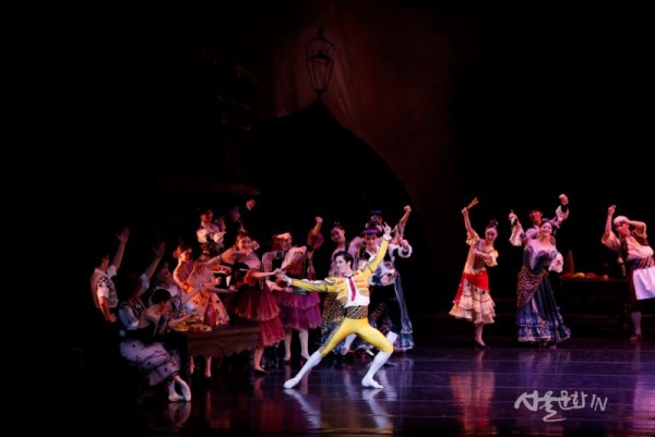 1막 2장_바로셀로나 광장-에스파다와 메르세데스의 춤 ⓒUniversal Ballet -1.jpg