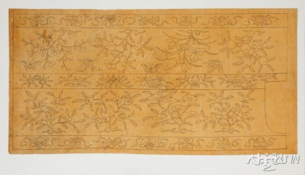 덕온공주 홍장삼 (오른쪽)소매자수본, 1837년, 39.2×77.9㎝, 국립고궁박물관.jpg
