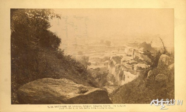 사진 2  남산에서 바라본 서울 전경(1884-1885), 조지 C, 포크 컬렉션.jpg