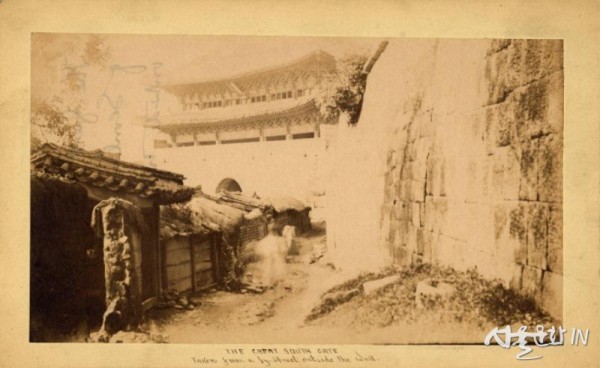 사진 3  숭례문과 성벽 바깥의 민가(1884-1885), 조지 C, 포크 컬렉션.jpg